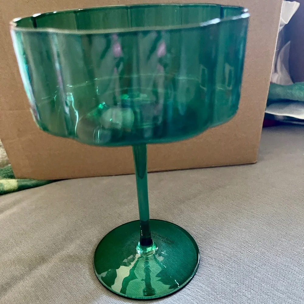 Green Glass Flower Shaped Coupe Champagne Martini Daquiri Glasses Set of 4 NEW
